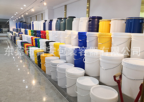 非洲大骚屄吉安容器一楼涂料桶、机油桶展区